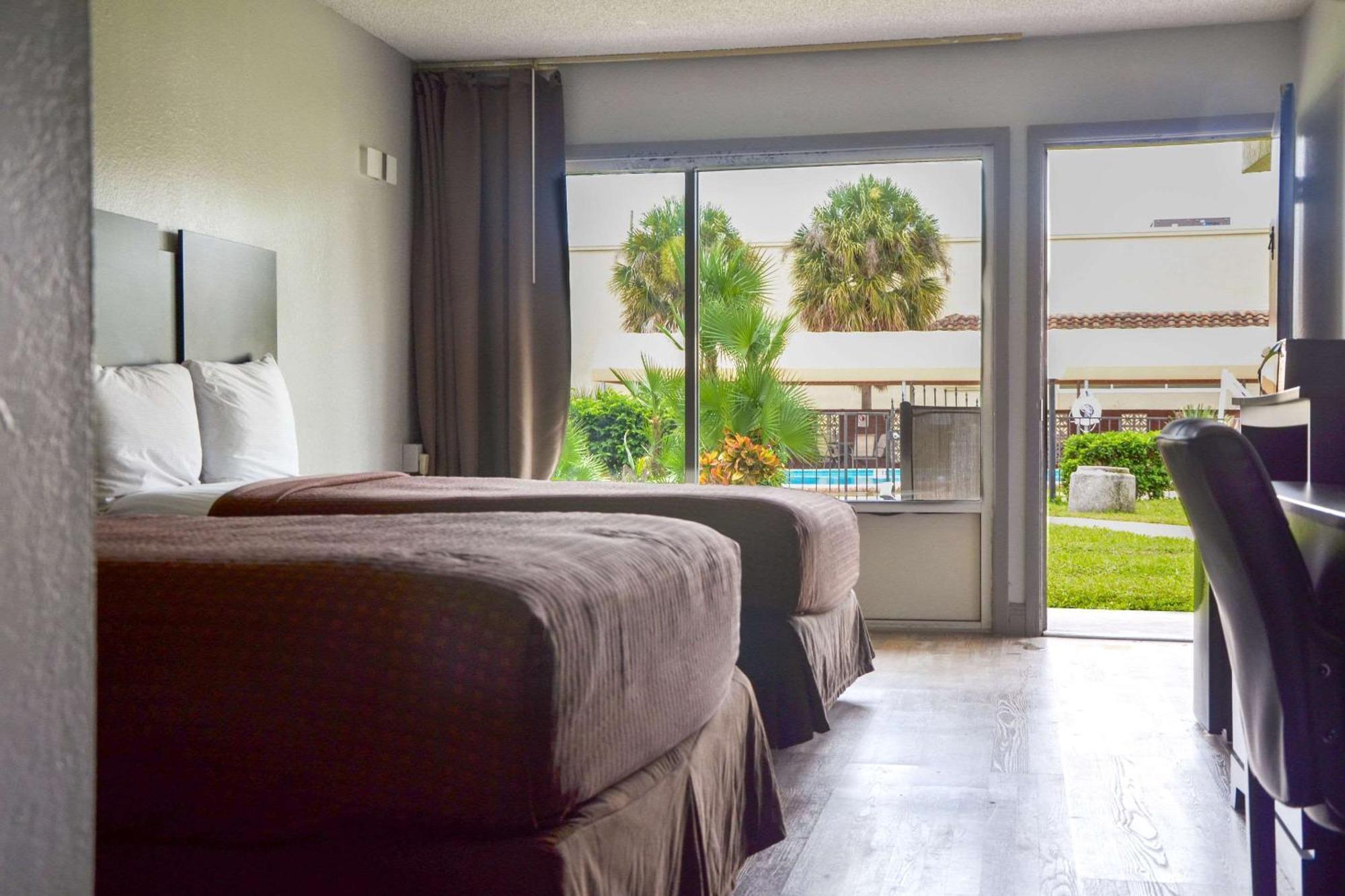 Rodeway Inn Sun City Center Экстерьер фото