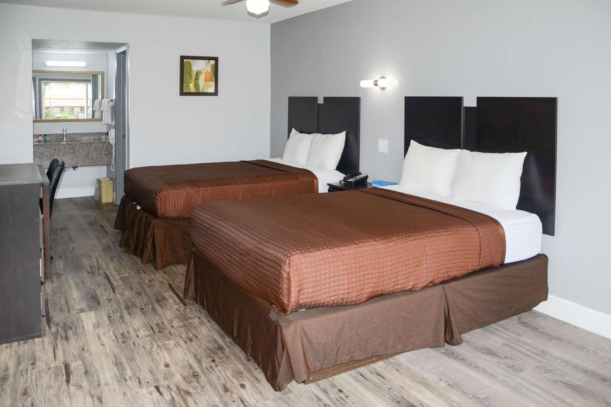 Rodeway Inn Sun City Center Экстерьер фото