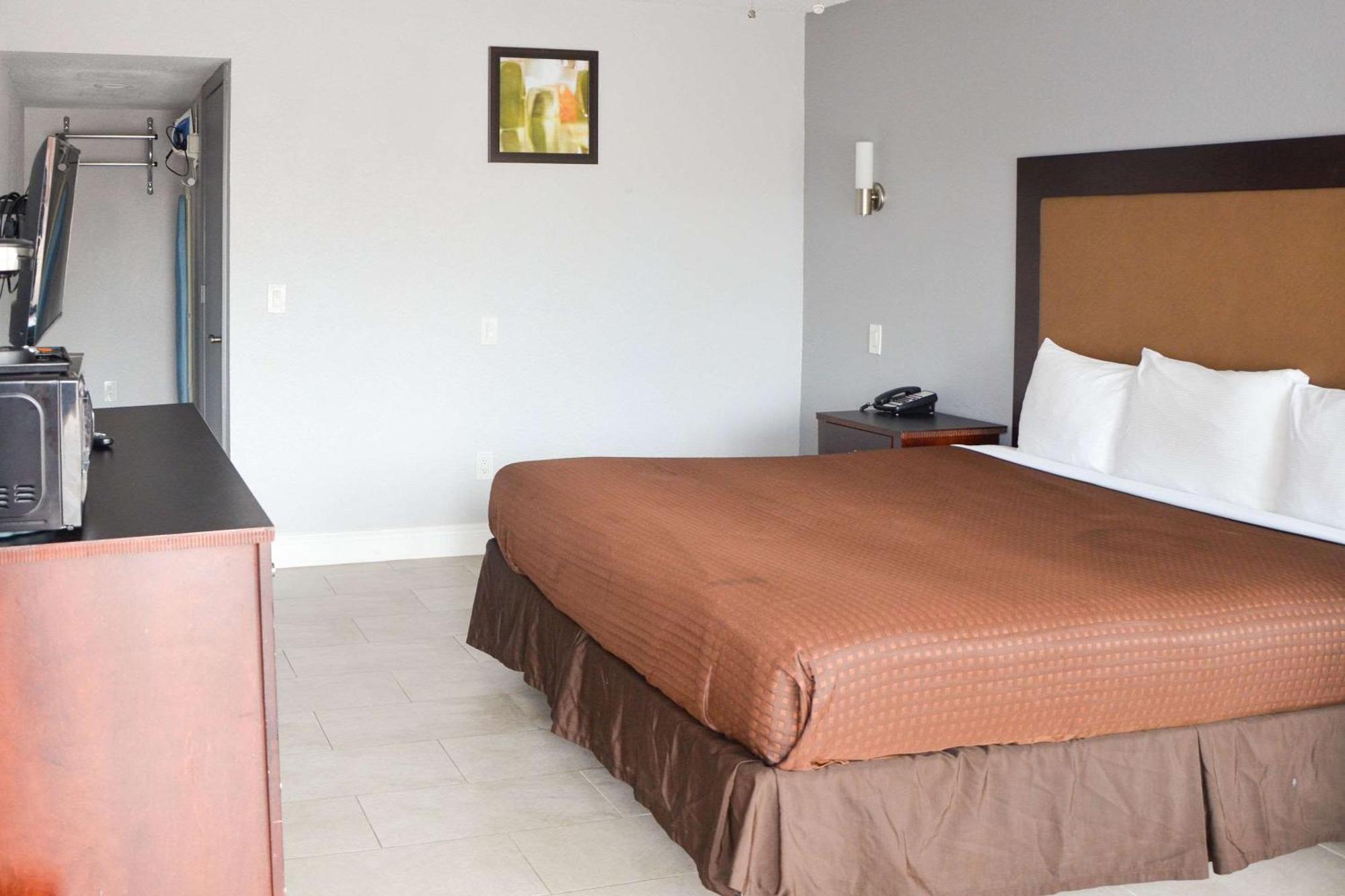 Rodeway Inn Sun City Center Экстерьер фото
