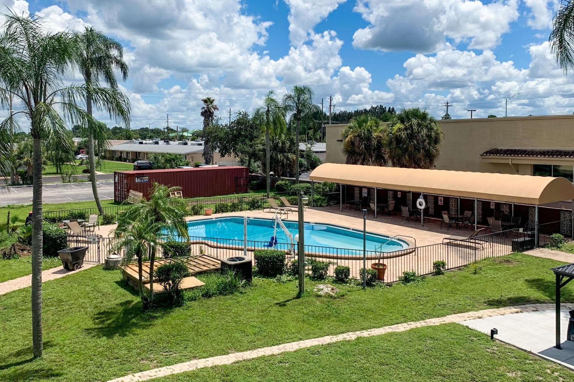 Rodeway Inn Sun City Center Экстерьер фото