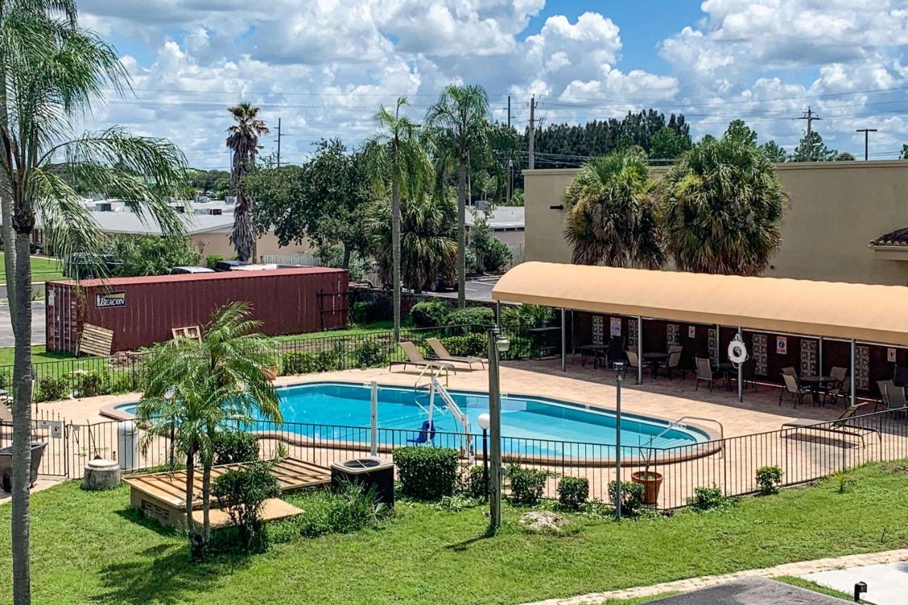 Rodeway Inn Sun City Center Экстерьер фото